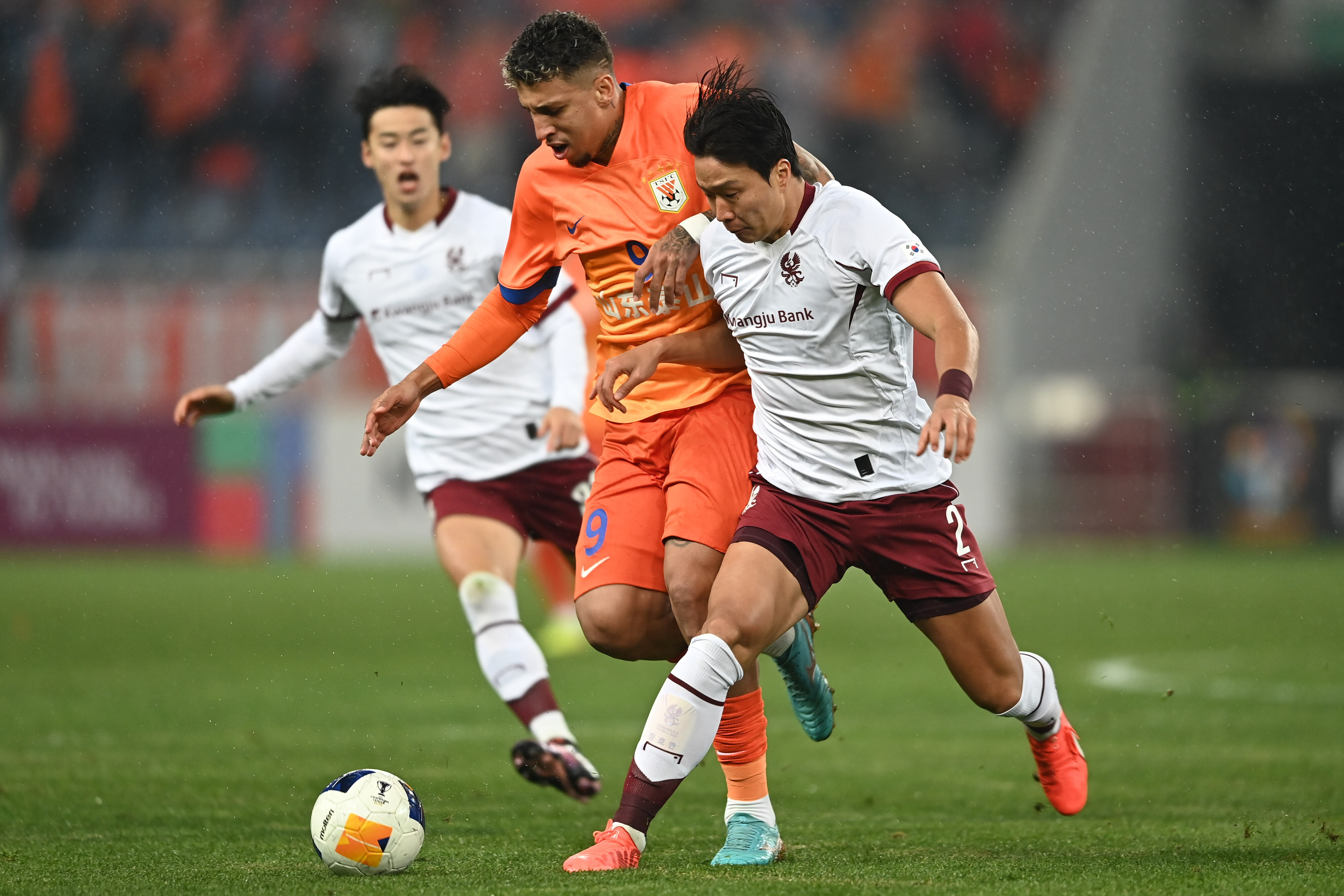 英雄联盟赔率-包含赛地聚焦:欧冠今晚热度飙升,山东泰山内部沟通,压力陡增,训练强度明显提升的词条